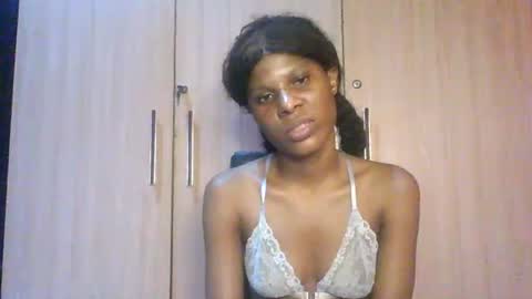 Snapshot of luckymadequeen chatting on 07-22-26, 03:42 Gloria online show from 07-22-26, 03:42