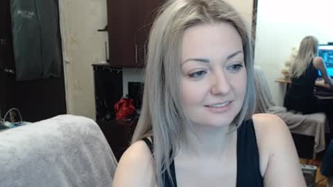 Snapshot of luckyshotgirl chatting on 12-14-24, 05:03 LuckyShot online show from 12-14-24, 05:03