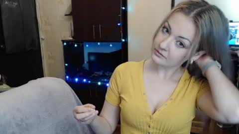 Snapshot of luckyshotgirl chatting on 12-17-24, 04:53 LuckyShot online show from 12-17-24, 04:53