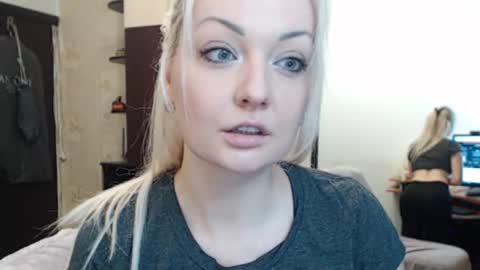 Snapshot of luckyshotgirl chatting on 11-15-25, 04:36 LuckyShot online show from 11-15-25, 04:36