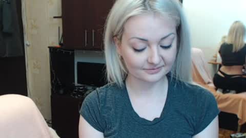 Snapshot of luckyshotgirl chatting on 04-21-26, 12:33 LuckyShot online show from 04-21-26, 12:33