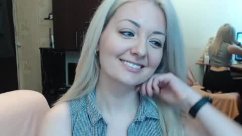 Snapshot of luckyshotgirl chatting on 04-22-26, 01:45 LuckyShot online show from 04-22-26, 01:45