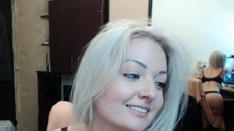 Snapshot of luckyshotgirl chatting on 05-09-26, 03:39 LuckyShot online show from 05-09-26, 03:39