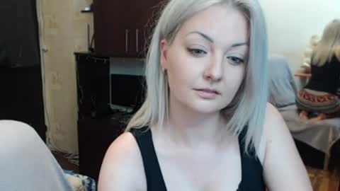 Snapshot of luckyshotgirl chatting on 06-14-26, 06:10 LuckyShot online show from 06-14-26, 06:10
