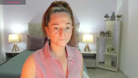 Snapshot of lucy_hot77 chatting on 01-17-25, 09:28 Lucia online show from 01-17-25, 09:28