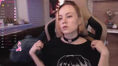 Snapshot of lucy_mirror chatting on 09-09-25, 08:30 Lucy online show from 09-09-25, 08:30