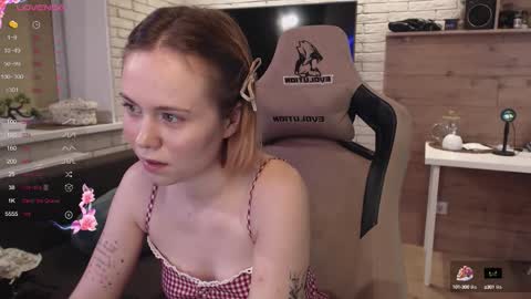 Snapshot of lucy_mirror chatting on 10-16-25, 08:32 Lucy online show from 10-16-25, 08:32