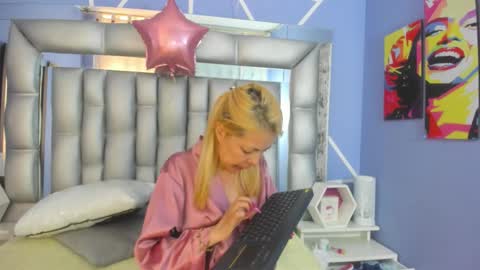  SleepyAbuela online show from 11-19-25, 05:24