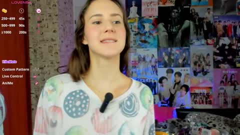 Snapshot of lucyrose33 chatting on 09-12-25, 06:46 Lucy Rose online show from 09-12-25, 06:46