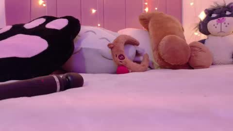 Snapshot of lucyy_peach chatting on 04-29-26, 01:43 LUCYY FROM HOME online show from 04-29-26, 01:43