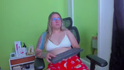 Snapshot of luigi0004 chatting on 07-25-26, 12:14 luigi0004 online show from 07-25-26, 12:14
