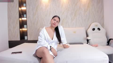 Snapshot of luisa_owen chatting on 04-07-26, 01:55 Luisa online show from 04-07-26, 01:55