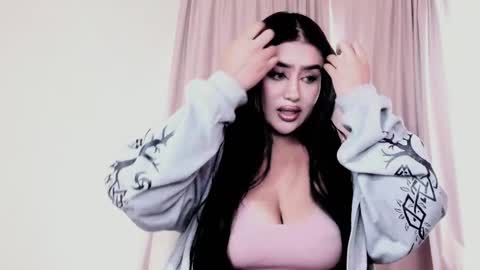 Snapshot of luisaa_diaz_ chatting on 05-18-26, 04:13 Luisa Diaz online show from 05-18-26, 04:13