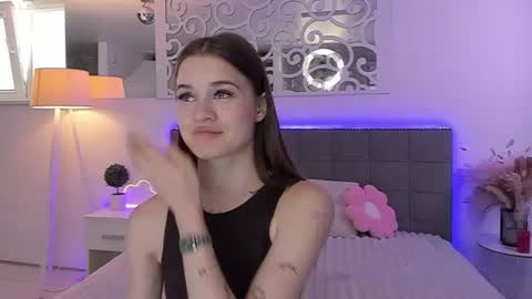 Snapshot of luisaclover chatting on 06-26-26, 12:20 LuisaClover online show from 06-26-26, 12:20
