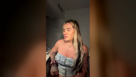 Snapshot of luisamonsterdick chatting on 05-10-26, 12:27 Luisa Monsters online show from 05-10-26, 12:27