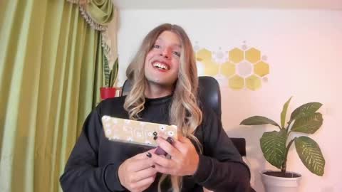 Snapshot of lukacastillo chatting on 05-17-26, 05:16 Luka Castillo online show from 05-17-26, 05:16