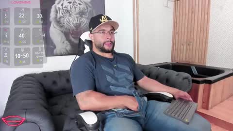Snapshot of luke__09 chatting on 02-15-25, 11:39 LUKE online show from 02-15-25, 11:39