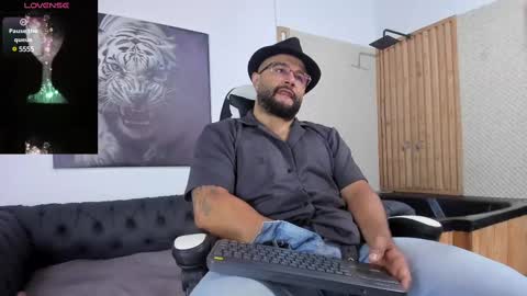 Snapshot of luke__09 chatting on 02-16-25, 11:38 LUKE online show from 02-16-25, 11:38