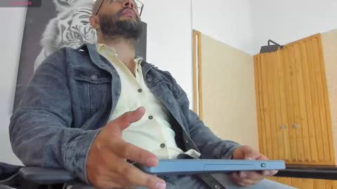 Snapshot of luke__09 chatting on 10-01-25, 11:05 LUKE online show from 10-01-25, 11:05