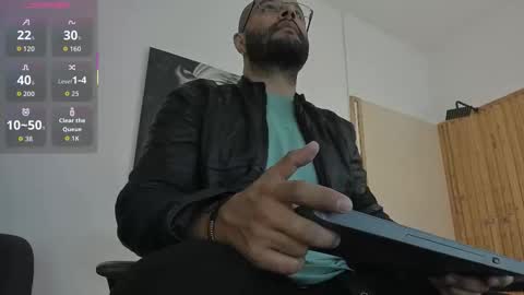 Snapshot of luke__09 chatting on 10-02-25, 11:17 LUKE online show from 10-02-25, 11:17