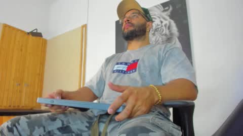 Snapshot of luke__09 chatting on 10-04-25, 11:41 LUKE online show from 10-04-25, 11:41
