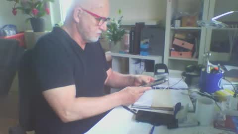 Snapshot of luley58 chatting on 05-04-26, 02:24 luley58 online show from 05-04-26, 02:24