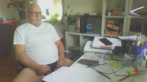 Snapshot of luley58 chatting on 05-07-26, 07:36 luley58 online show from 05-07-26, 07:36