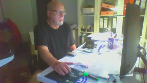 Snapshot of luley58 chatting on 06-02-26, 01:18 luley58 online show from 06-02-26, 01:18
