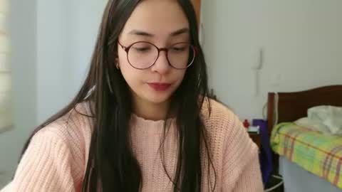 Snapshot of lulibee_ chatting on 06-12-26, 01:54 Luli online show from 06-12-26, 01:54