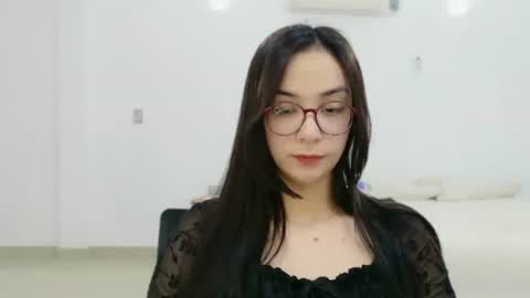 Snapshot of lulibee_ chatting on 06-24-26, 11:42 Luli online show from 06-24-26, 11:42
