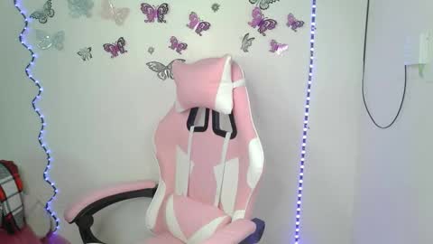 Snapshot of luna00bella chatting on 10-21-25, 01:45 luna00bella online show from 10-21-25, 01:45