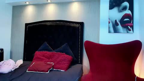 Luna And Titan  online show from 01-09-26, 12:30