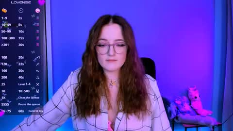 luna_berryy online show from 11-18-25, 08:57