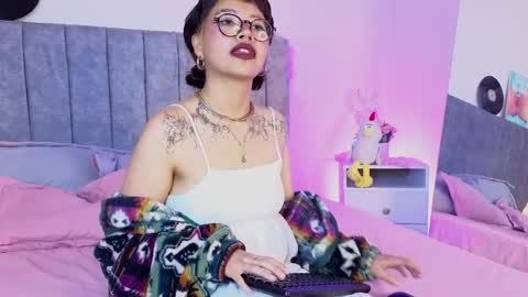 luna_blooms online show from 04-18-26, 02:21