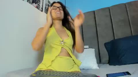 Snapshot of luna_honey9 chatting on 06-25-26, 05:12 luna_honey9 online show from 06-25-26, 05:12