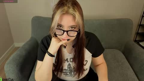 Snapshot of luna_host chatting on 04-20-26, 02:58 Luna Host online show from 04-20-26, 02:58