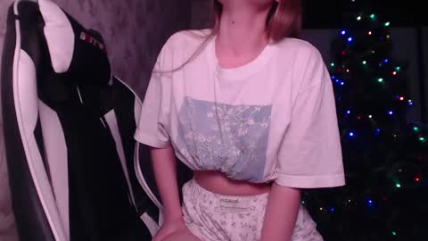 Snapshot of luna_loveisgood chatting on 12-24-24, 08:16 Luna online show from 12-24-24, 08:16