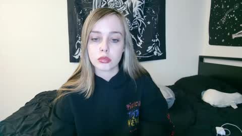 Snapshot of luna_lovelyy chatting on 09-15-25, 04:45 Luna online show from 09-15-25, 04:45
