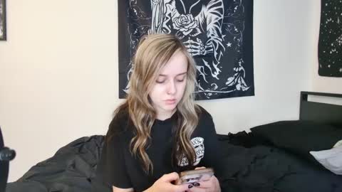 Snapshot of luna_lovelyy chatting on 10-08-25, 09:34 Luna online show from 10-08-25, 09:34