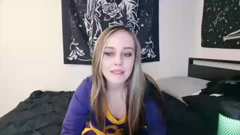 Snapshot of luna_lovelyy chatting on 10-13-25, 02:00 Luna online show from 10-13-25, 02:00