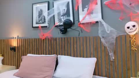 LUNA  online show from 10-22-25, 01:44