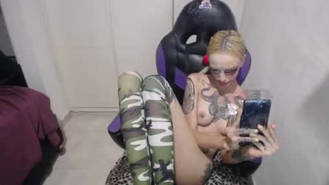 Snapshot of luna_rosita chatting on 12-20-24, 03:14 Luna online show from 12-20-24, 03:14