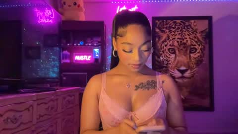 lunaa_11 online show from 06-19-26, 05:45