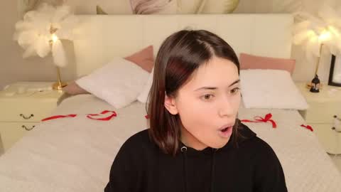 Snapshot of lunaa_baby_girl chatting on 04-13-26, 02:22 Luna online show from 04-13-26, 02:22