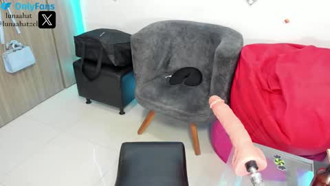 Snapshot of lunaahatzel chatting on 01-15-25, 01:52 Luna Hatzel online show from 01-15-25, 01:52