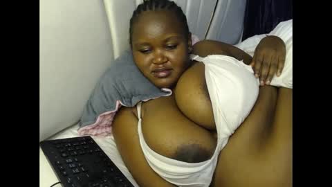 lunabloom01 online show from 02-11-26, 01:16