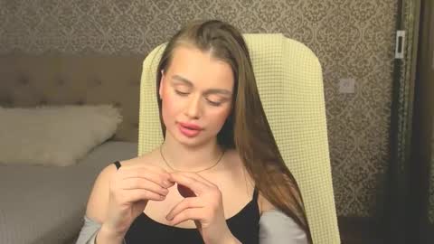 Snapshot of lunafox__ chatting on 02-20-26, 12:05 Sophie online show from 02-20-26, 12:05