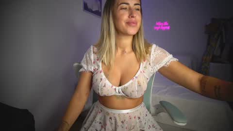 Snapshot of lunaink_ chatting on 10-16-25, 09:54 Laura online show from 10-16-25, 09:54