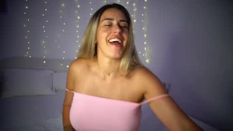 Snapshot of lunaink_ chatting on 06-01-26, 10:44 Laura online show from 06-01-26, 10:44