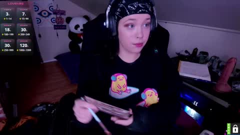 Snapshot of lunalaneee chatting on 10-24-25, 05:04 Luna online show from 10-24-25, 05:04